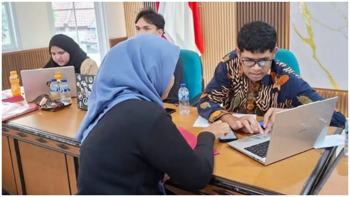 Salah satu orang tua murid saat mendatangi layanan help desk di Kantor Disdik Kabupaten Bogor saat SPMB 2026. (Foto : Disdik for Radar Bogor)