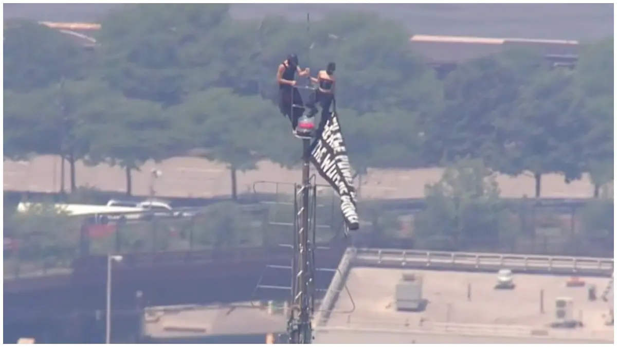 Sepasang kekasih terlihat sedang menaiki puncak menara Empire State.&nbsp;(Foto: BBC News, x dan @NYPDPC, istockphoto.com)