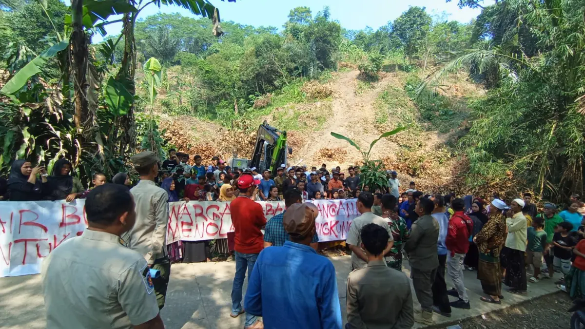 Warga Desa Rambak, Kecamatan Rumpin, Kabupaten Bogor saat melakukan aksi demonstrasi. (Dok. Warga)