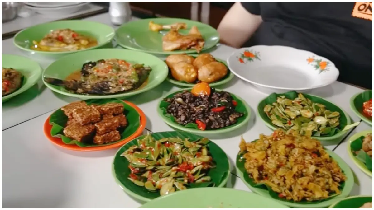 Menu kuliner unik di Sangu Akel Cigale Majalengka. (Foto : YouTube: Nex Carlos)