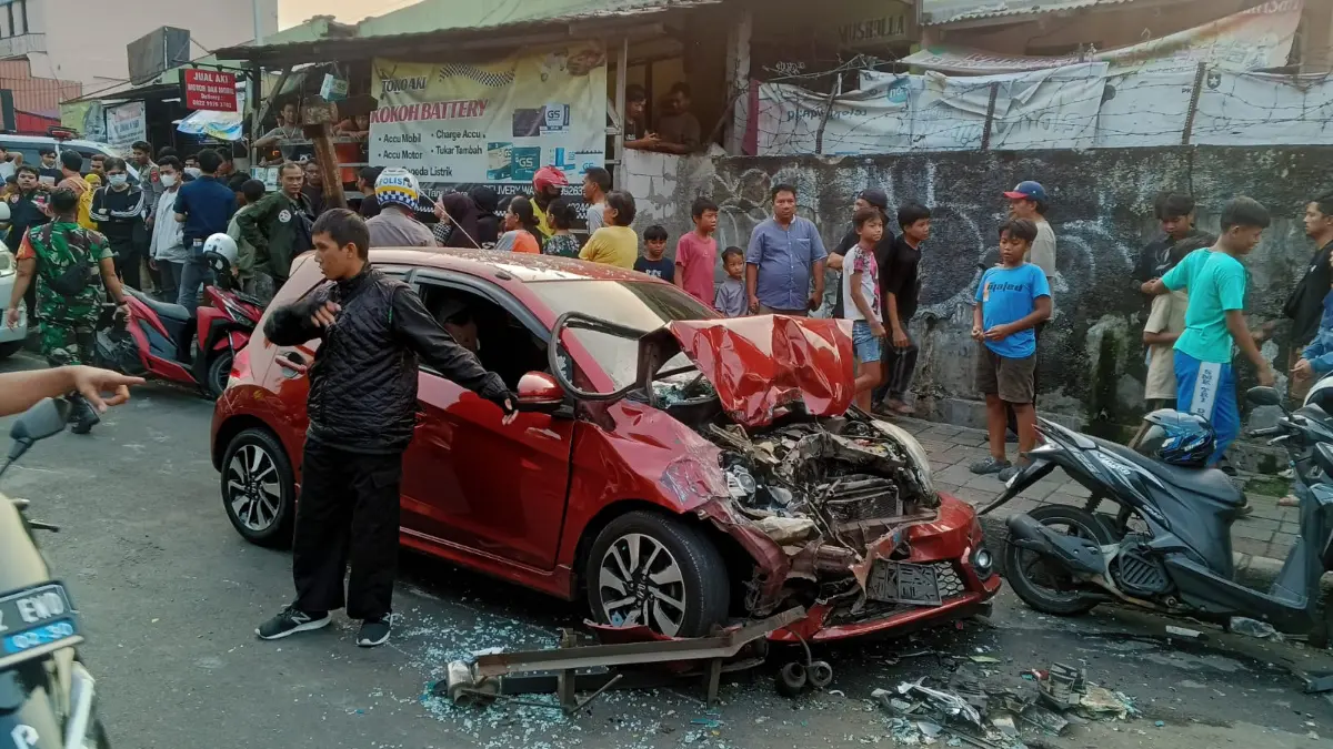 Mobil Brio yang dievakuasi setelah tabrakan di perlintasan kereta Kebon Pedes Kota Bogor. Foto: Fikri/Radar Bogor