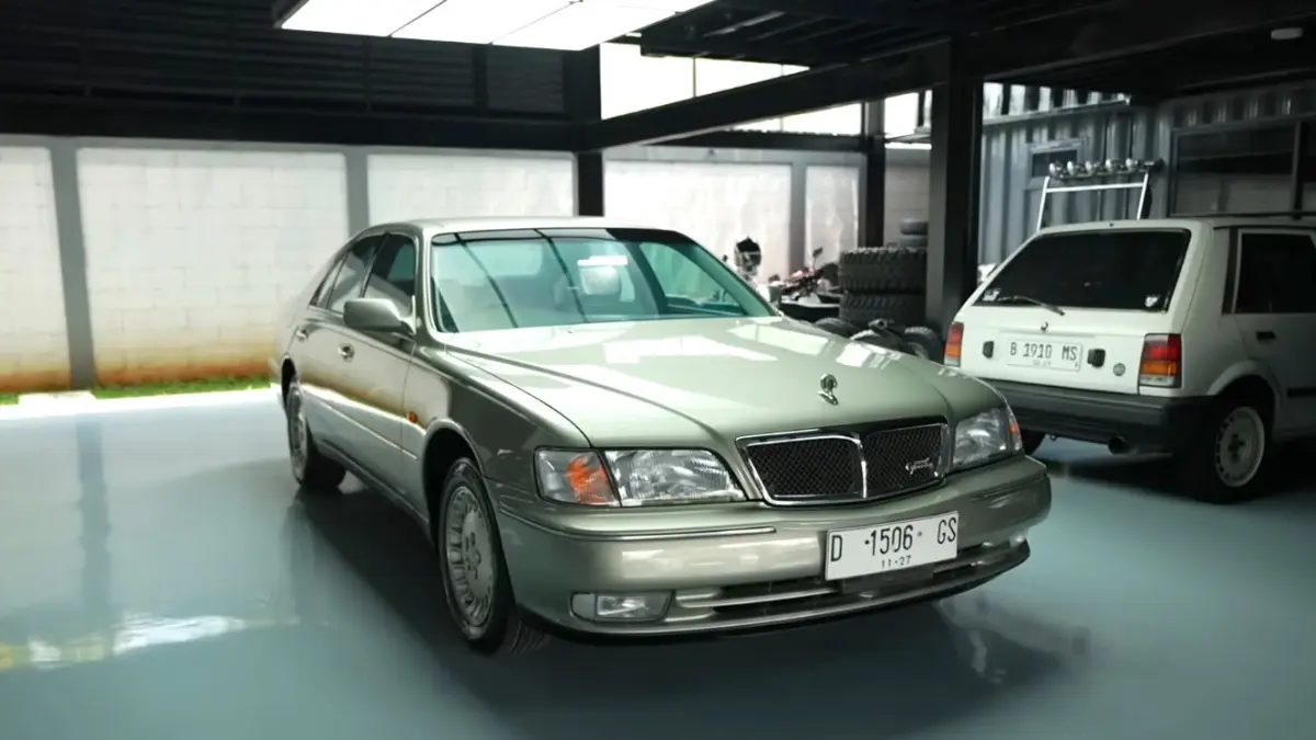 Nissan Cima Y33, mobil sedan ikonik Jepang era 90-an. (Foto: Kanal YouTube Motomobi)