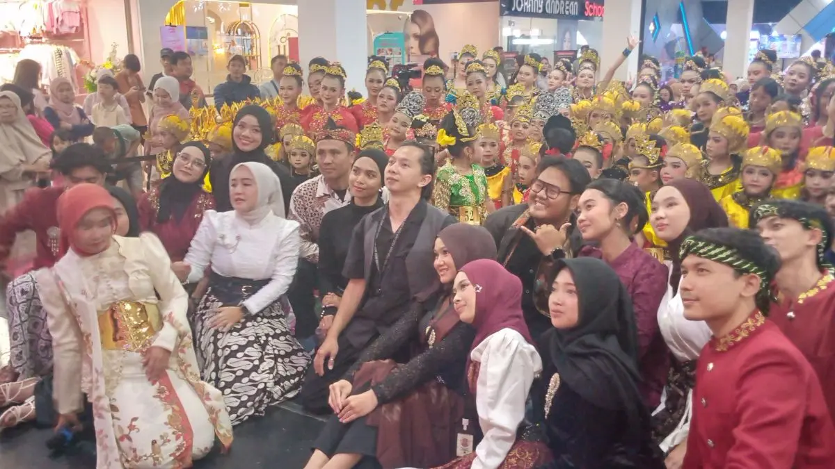 Peserrta evaluasi Sanggar Seni Dewi Sri foto bersama di Lantai 3 Mall BTM, Kota Bogor, Sabtu 4 Juli 2026.