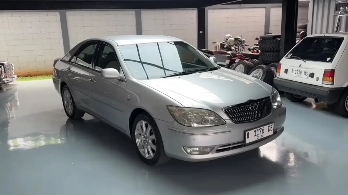 Toyota Camry XV30, mobil sedan mewah yang sering digunakan para menteri. (Foto: Kanal YouTube Motomobi)