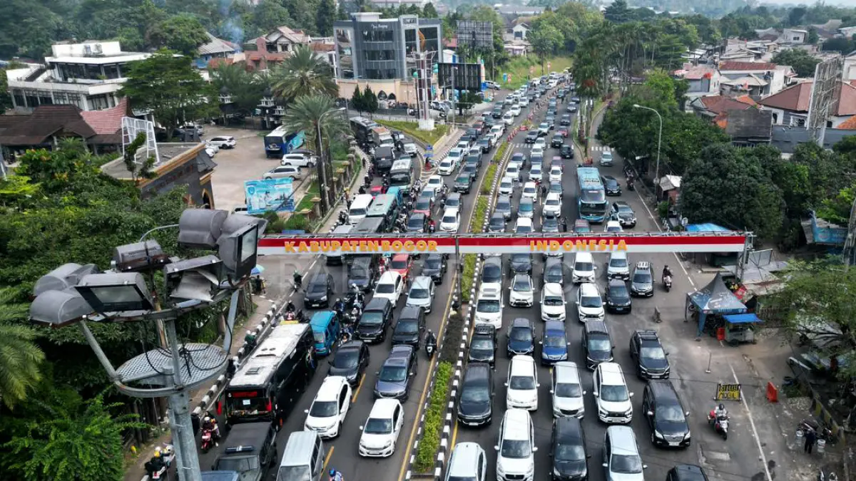 Antrean kendaraan libur sekolah di Gadog, Puncak, Kabupaten Bogor. Foto : Dzikri / Radar Bogor