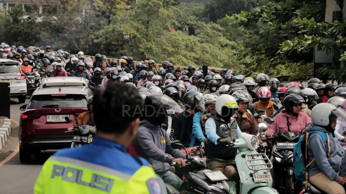 Antrean kendaraan libur panjang sekolah di Gadog, Puncak, Kabupaten Bogor. Foto : Hendi Novian/ Radar Bogor
