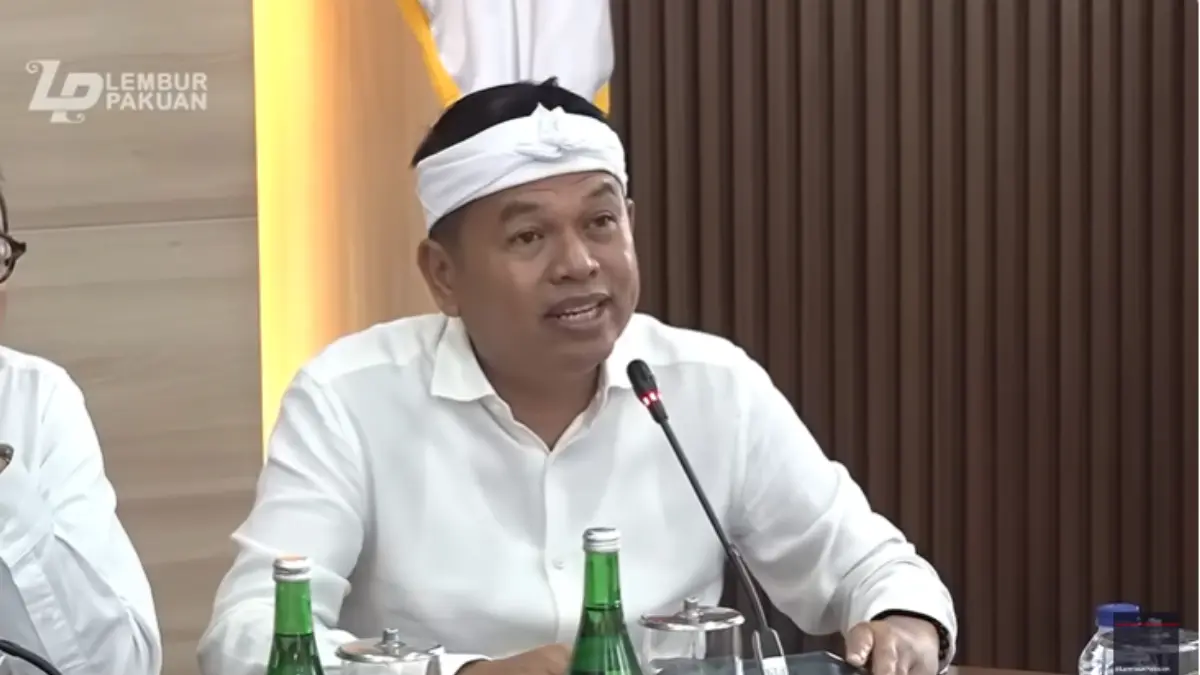 Gubernur Jawa Barat Dedi Mulyadi saat menerima kunjungan Komisi V DPR RI. (YouTube Lembur Pakuan Channel)