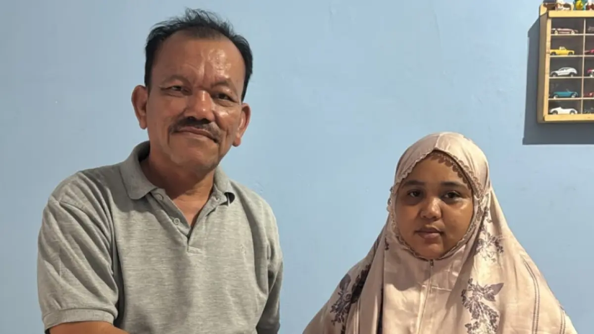 Ketua LSM Peduli Rakyat Bogor M Johan Pakpahan bersama ibu korban
