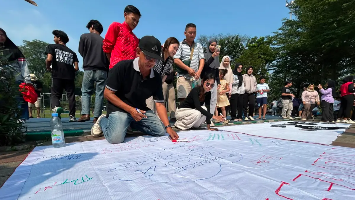 Mahasiswa IPB University sata menggelar Aksi Damai di Lapangan Sempur, Bogor. Foto: Fauzan/Radar Bogor