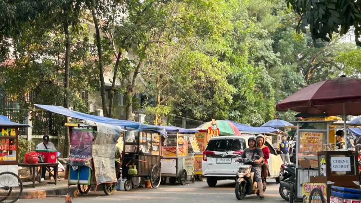 Para pedagang di kawasan Taman Heulang, Kecamatan Tanah Sareal, Kota Bogor. (Fauzan/Radar Bogor)