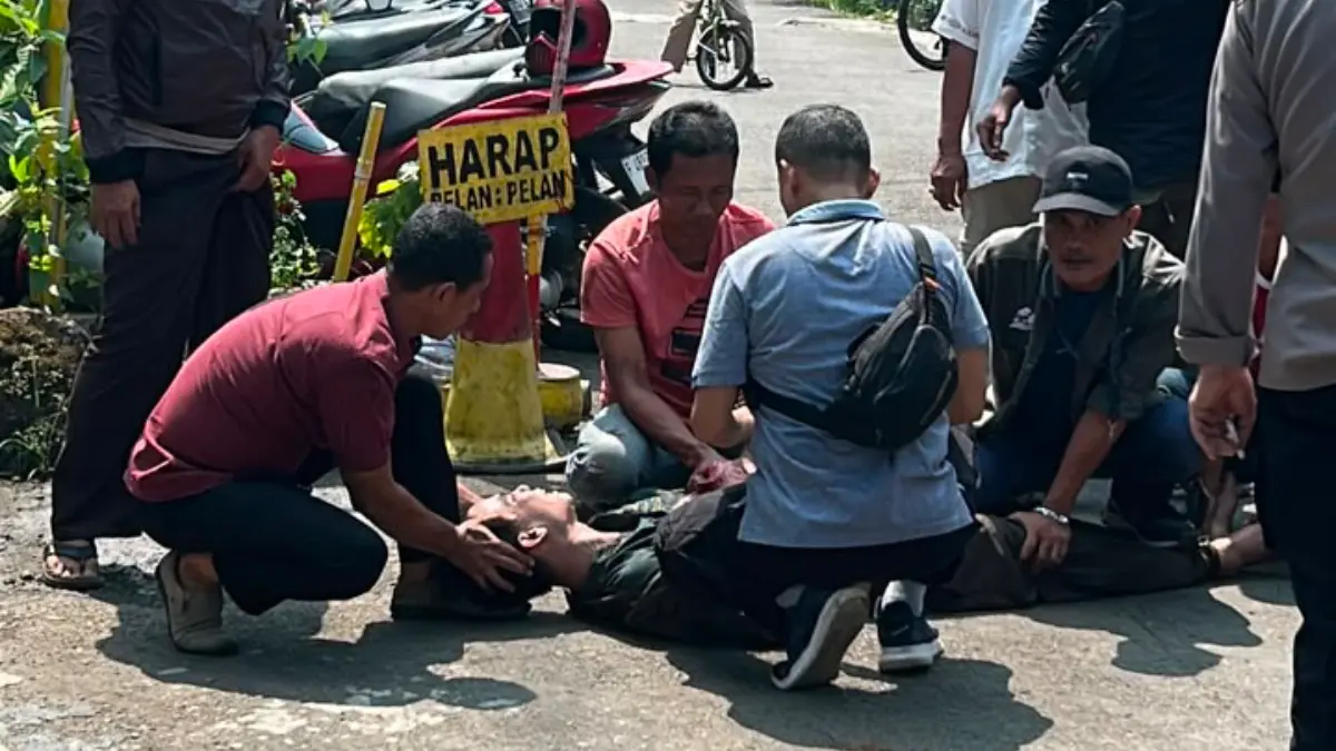 Polisi dan warga sekitar saat mengamankan pria diduga ODGJ yang merusak rumah . Foto: Fauzan/Radar Bogor