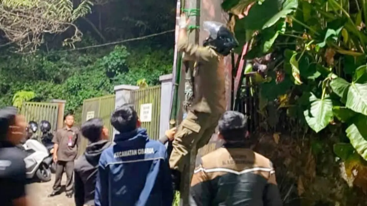 Satpol PP Kabupaten Bogor saat mencopot banner aspirasi warga di Puncak, Cisarua. (Dok. KWP)