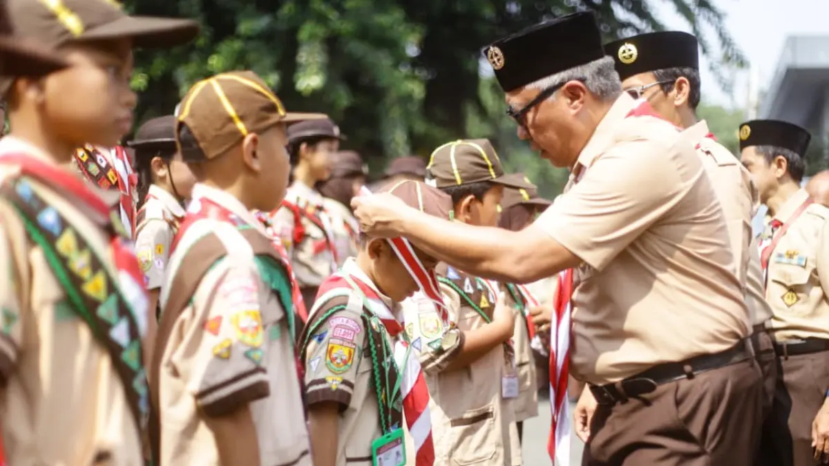Sekda Kota Bogor sekaligus Ketua Kwarcab Gerakan Pramuka Kota Bogor, Denny Mulyadi, mengukuhkan 941 anggota Gerakan Pramuka Kwarcab Kota Bogor menjadi Pramuka Garuda di Plaza Balai Kota Bogor, Minggu, 5 Juli 2026. (Dok. Pemkot Bogor)
