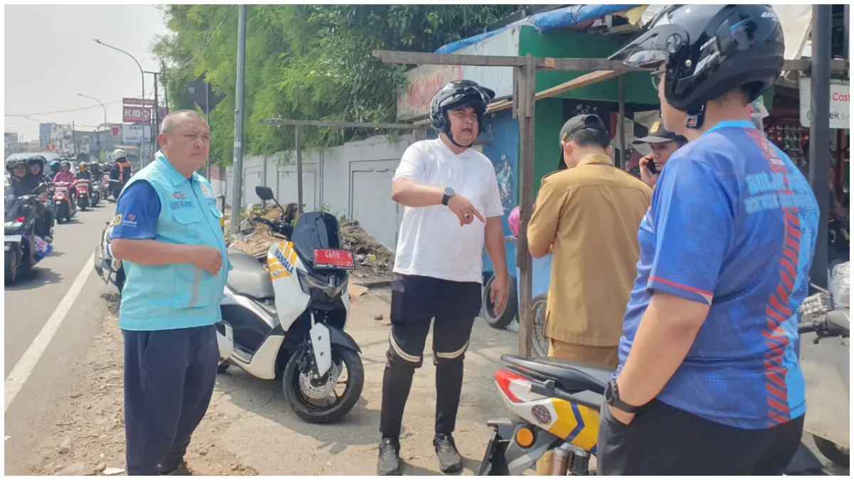 Bupati Bogor, Rudy Susmanto saat turun langsung dalam aksi korve di perbatasan Kota Bogor. (Foto : Billy/Radar Bogor)