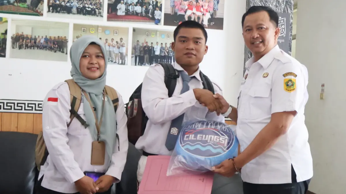Camat Cileungsi Adi Henryana saat memberi dukungan kepada Jaka Sukma Wijaya di Kantor Kecamatan Cileungsi, Kabupaten Bogor. (Dok. Camat Cileungsi)