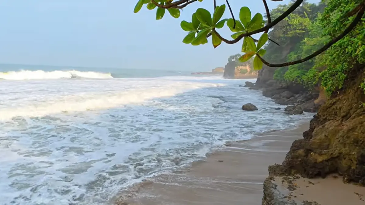 Pantai Karang Gantungan. (Foto: YouTube Bang Edhy Ompong)