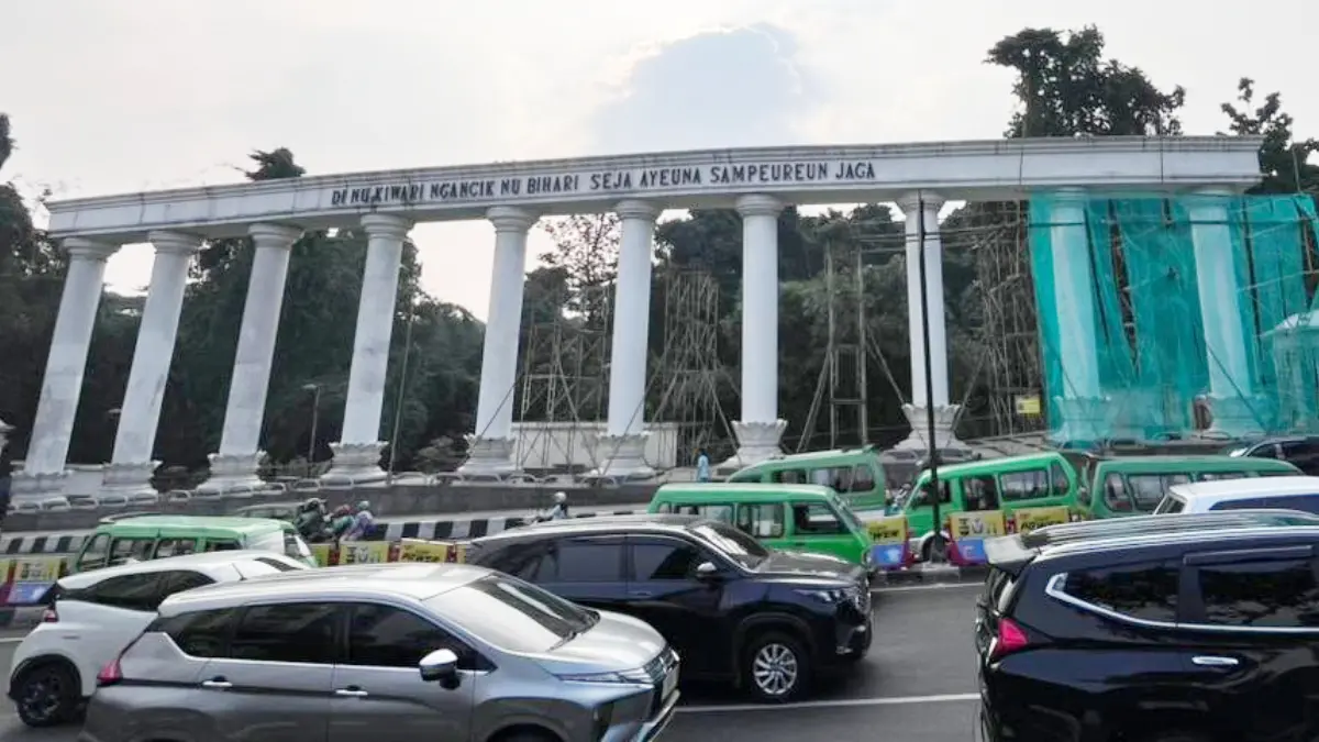 Pengerjaan Lawang Salapan dilakukan Dinas Pekerjaan Umum dan Penataan Ruang (PUPR) Kota Bogor.(Dzikri/Radar Bogor)