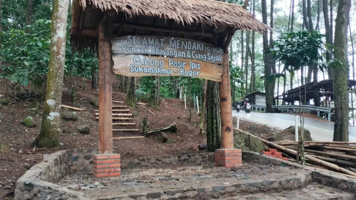 Titik awal menuju Puncak Khayangan dan Curug Sejoli. (Foto: Puncak Khayangan & Curug Sejoli)