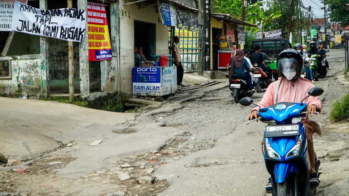 Warga mengeluhkan jalan rusak di Desa Ciherang, Kecamatan Dramaga, Kabupaten Bogor. (Azis/Radar Bogor)