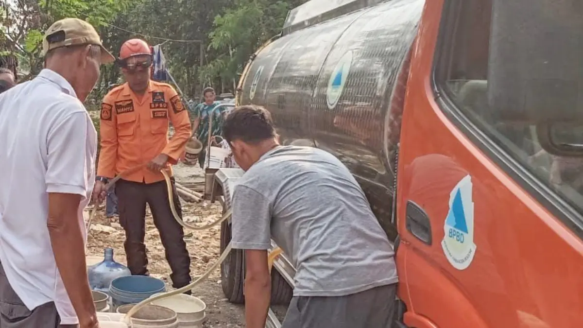 BPBD Kabupaten Bogor saat mendistribusikan air bersih di Kecamatan Babakan Madang. (Dok. BPBD Kabupaten Bogor)