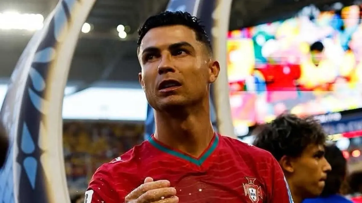 Cristiano Ronaldo menangis usai kalah dari Spanyol. (Foto : FIFA)