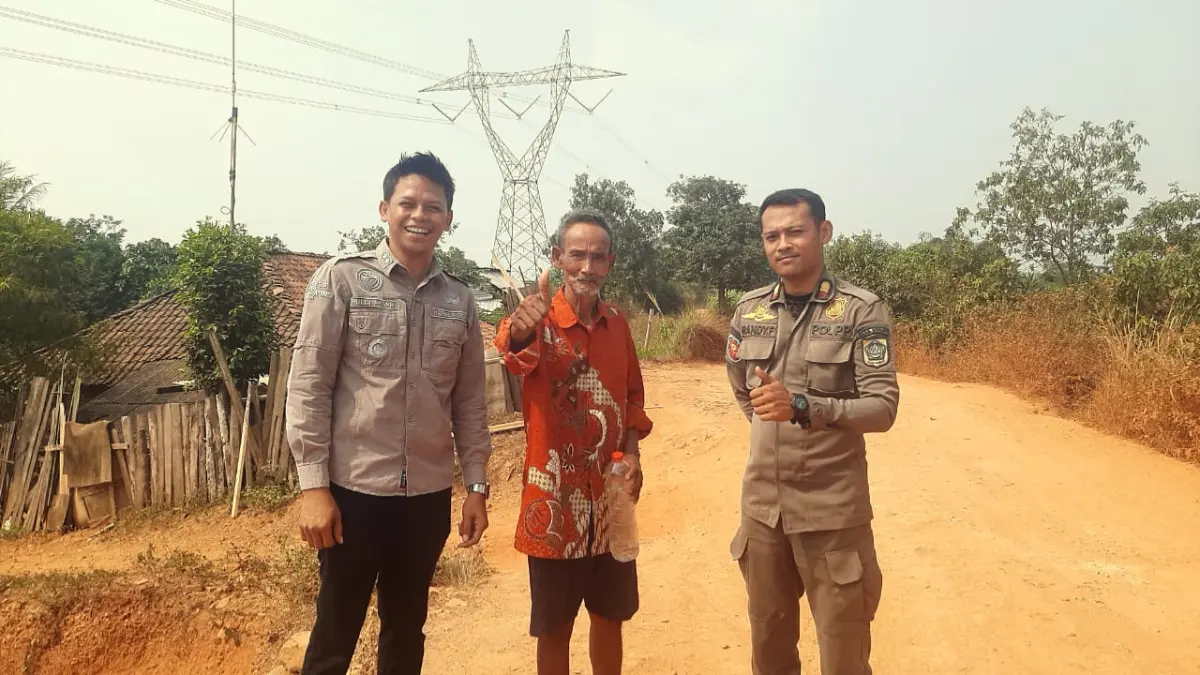 Kepala Desa Gorowong Bogor, Rully Akbar (kiri) saat mengecek jalan. (Nasir/ Radar Bogor)