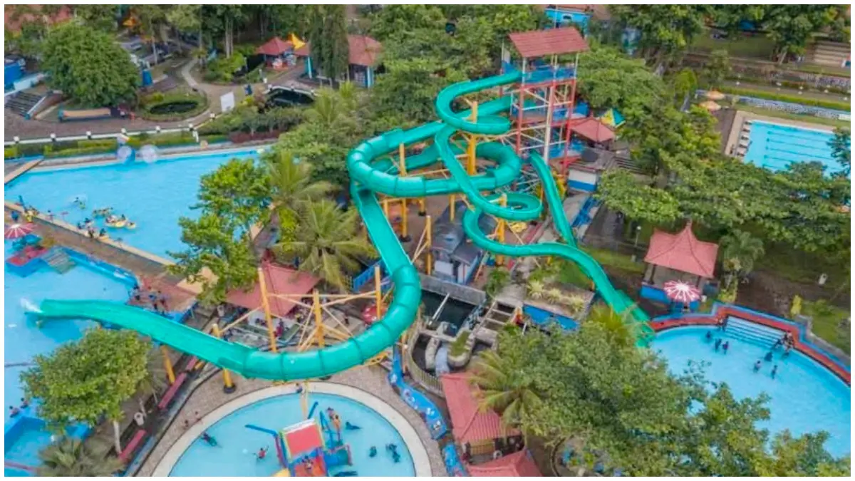 Keseruan bermain air dan wahana menantang di Owabong Water Park. (Foto: Google Maps dan Instagram (@owabong)