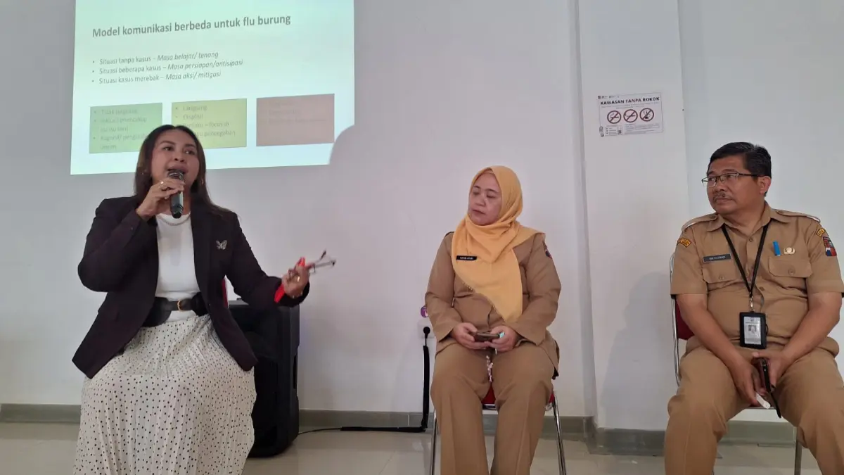 Ketua Pokja Risk Communication and Community Engagement (RCCE), Rizky Ika Syafitri menyampaikan materi dalam lokakarya yang digelar Dinas Kesehatan Kota Bogor bersama jurnalis di Aula Gedung PSC 199, Selasa, 7 Juli 2026. (Dede/Radar Bogor)