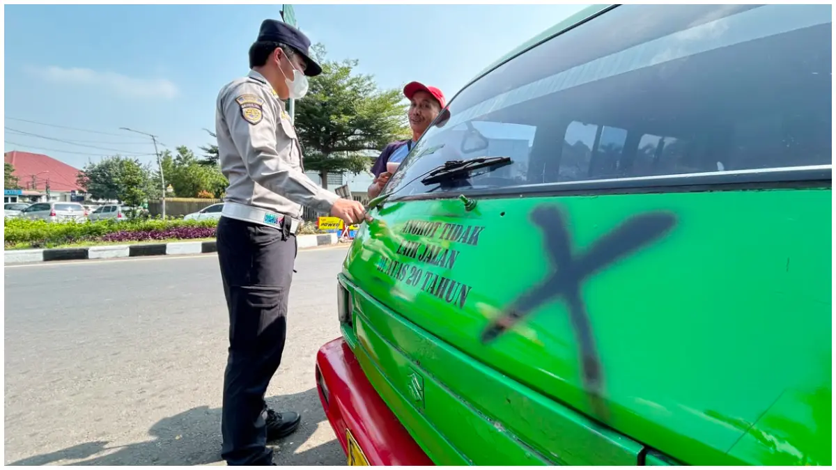 Penertiban angkot tua di Simpang Mal BTM Kota Bogor. (Foto : Fauzan/Radar Bogor)