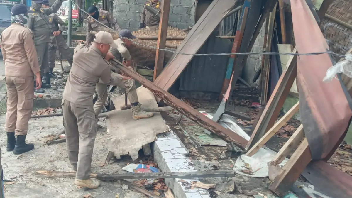 Petugas gabungan menertibkan bangunan di atas saluran irigasi di wilayah Kemang, Kabupaten Bogor. (Dok. Satpol PP Kemang)