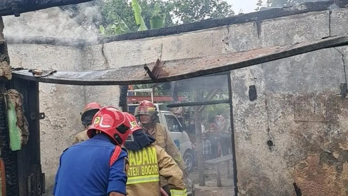 Petugas pemadam kebakaran saat memadamkan kios pakan burung dan ayam di Kampung Lulut, Klapanunggal, Kabupaten Bogor, Selasa, 7 Juli 2026. (Dok. Damkar Kabupaten Bogor)