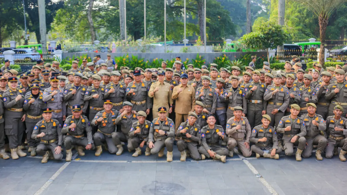Wali Kota Bogor Dedie A Rachim bersama anggota Satpol PP Kota Bogor usai apel di Plaza Balai Kota Bogor. (Dok. Humas Pemkot Bogor)