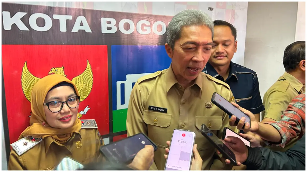 Wali Kota Bogor Dedie Rachim saat dimintai keterangan soal gaji 106 eks karyawan PDJT. (Foto : Fauzan/Radar Bogor) 