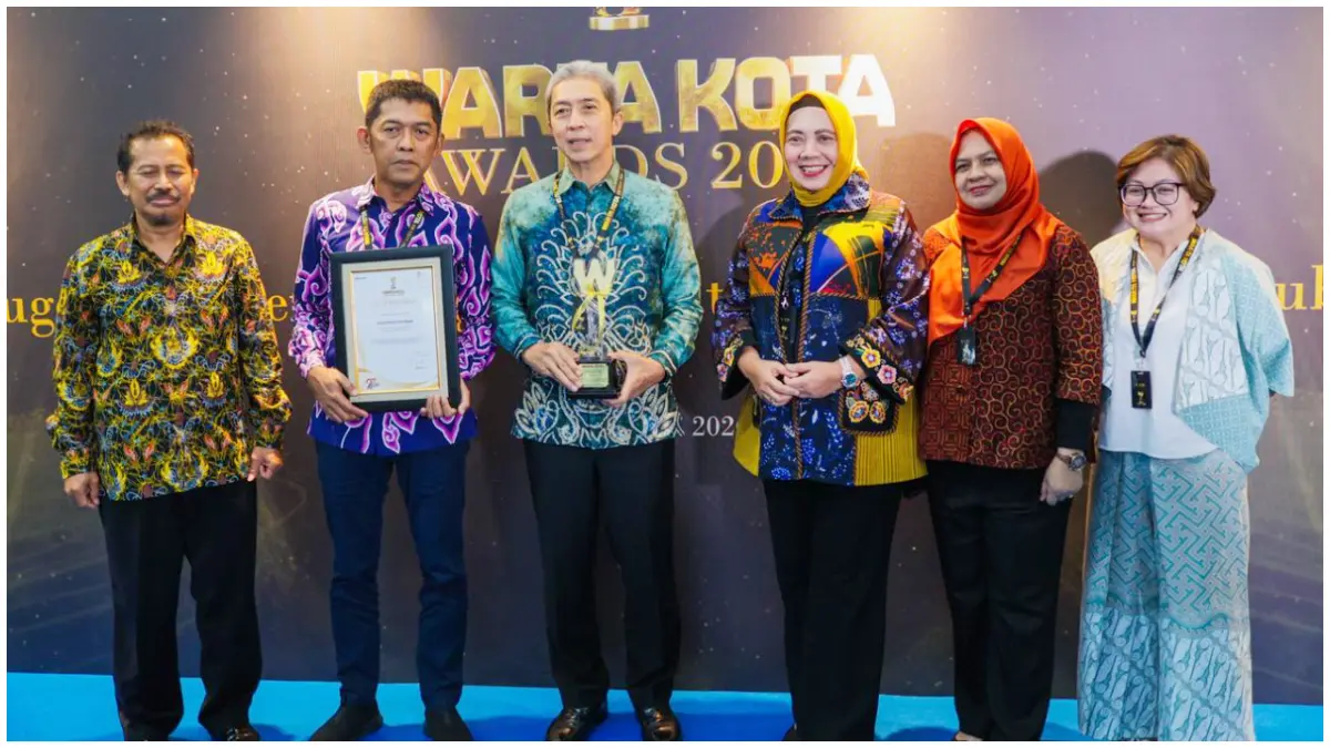 Wali Kota Bogor, Dedie Rachim usai menerima penghargaan sebagai penggerak koperasi dan UMKM. (Foto: Humas Pemkot Bogor for Radar Bogor)