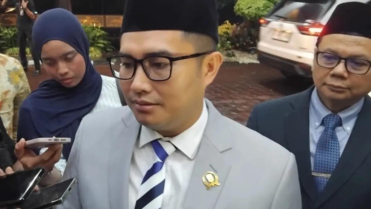Ketua DPRD Kabupaten Bogor Sastra Winara saat menyampaikan keterangan kepada wartawan. (Muhammad Ali/Radar Bogor)
