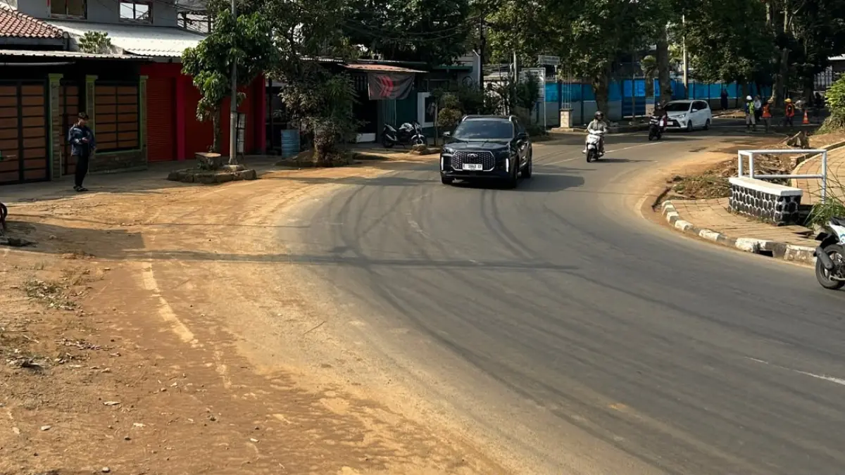 Kondisi ruas jalan di sekitar proyek pembangunan trase Jalan Saleh Danasasmita Batutulis Kota Bogor. (Fauzan/Radar Bogor)