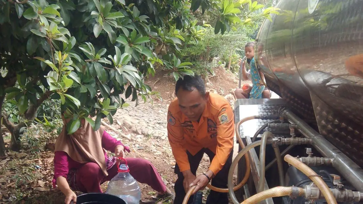 Petugas BPBD Kabupaten Bogor saat menyalurkan air bersih untuk warga terdampak kekeringan di Sukaraja. (Foto: BPBD for Radar Bogor)