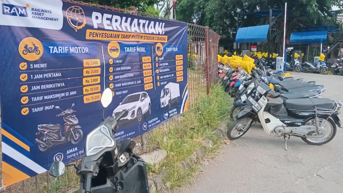 Suasana parkir di Stasiun Cibinong, Kabupaten Bogor. Pengelola stasiun berencana mengaktifkan sistem parkir baru. (Hendi Novian/Radar Bogor)