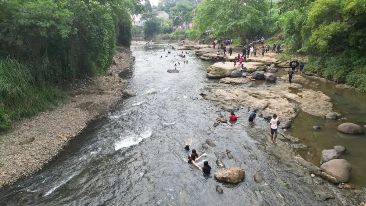 Suasana pengunjung memadati Sungai Ciliwung di Cibinong, Kabupaten Bogor, Rabu, 8 Juli 2026. (Azis/Radar Bogor)