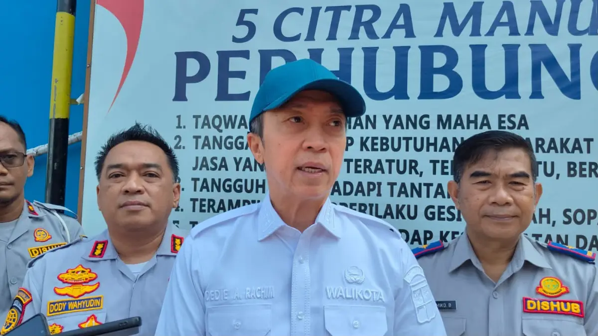 Wali Kota Bogor Dedie Rachim saat menyampaikan keterangan soal penertiban angkot tua. (Foto : Fauzan/Radar Bogor)