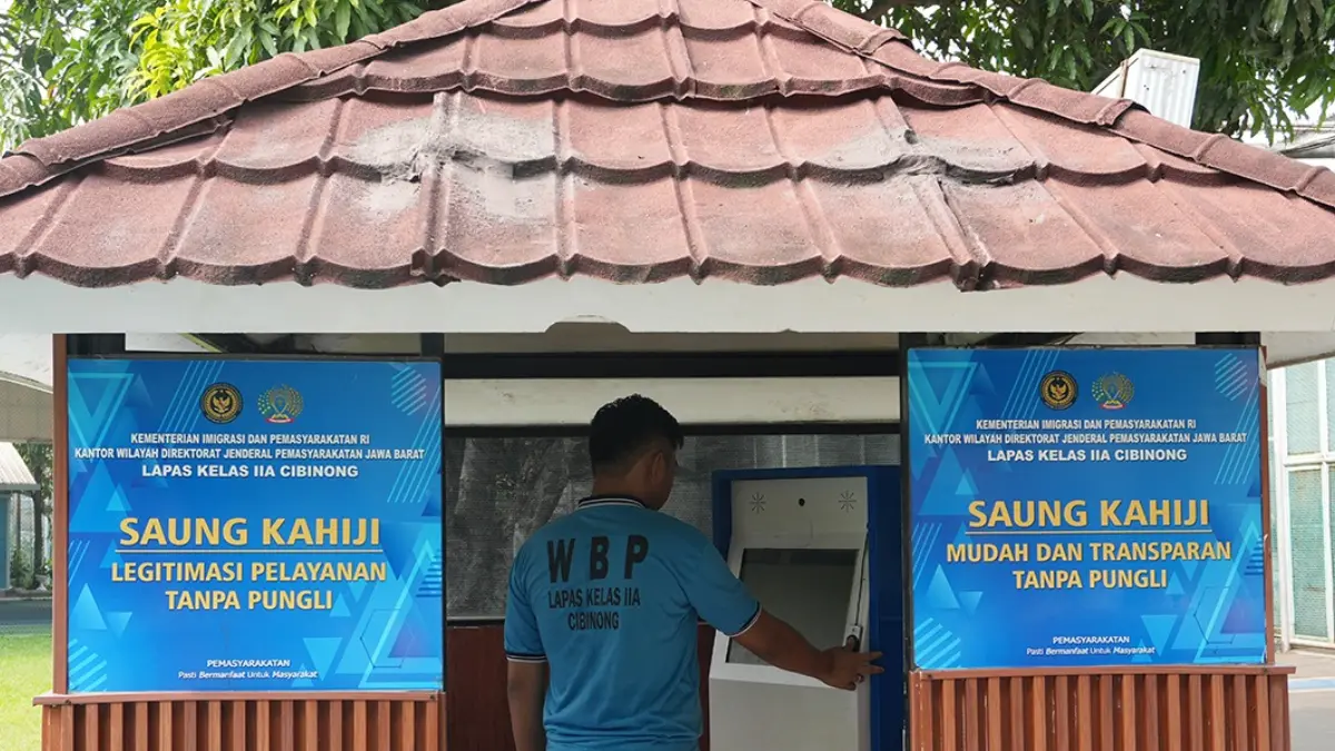 Warga binaan Lapas Cibinong Kabupaten Bogor saat memanfaatkan fasilitas Saung Kahiji untuk mengecek remisi dan tanggal bebas. (Dok. Lapas Cibinong)
