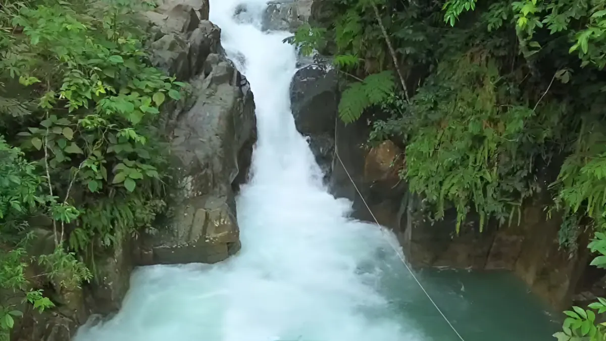 Wisata alam Curug Cibaliung Sukamakmur, Bogor. (Foto: YouTube Bang Edhy Ompong)