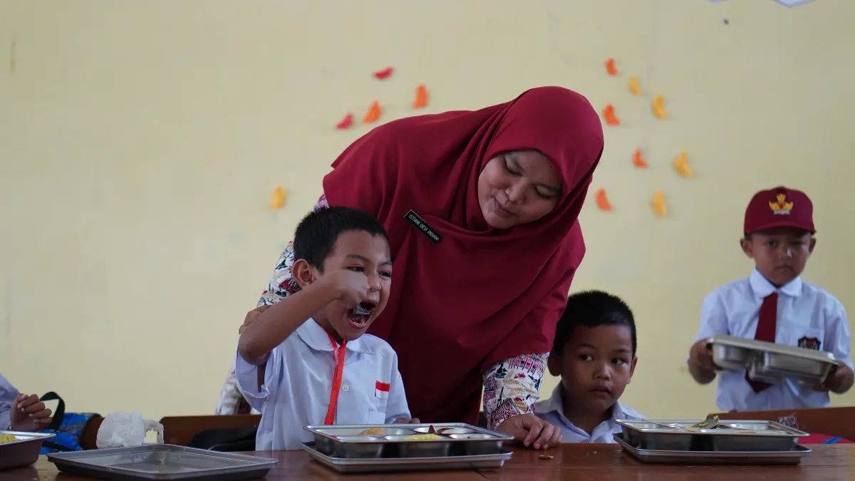 Ilustrasi. Anak menyantap MBG di sekolahnya. Foto: BGN