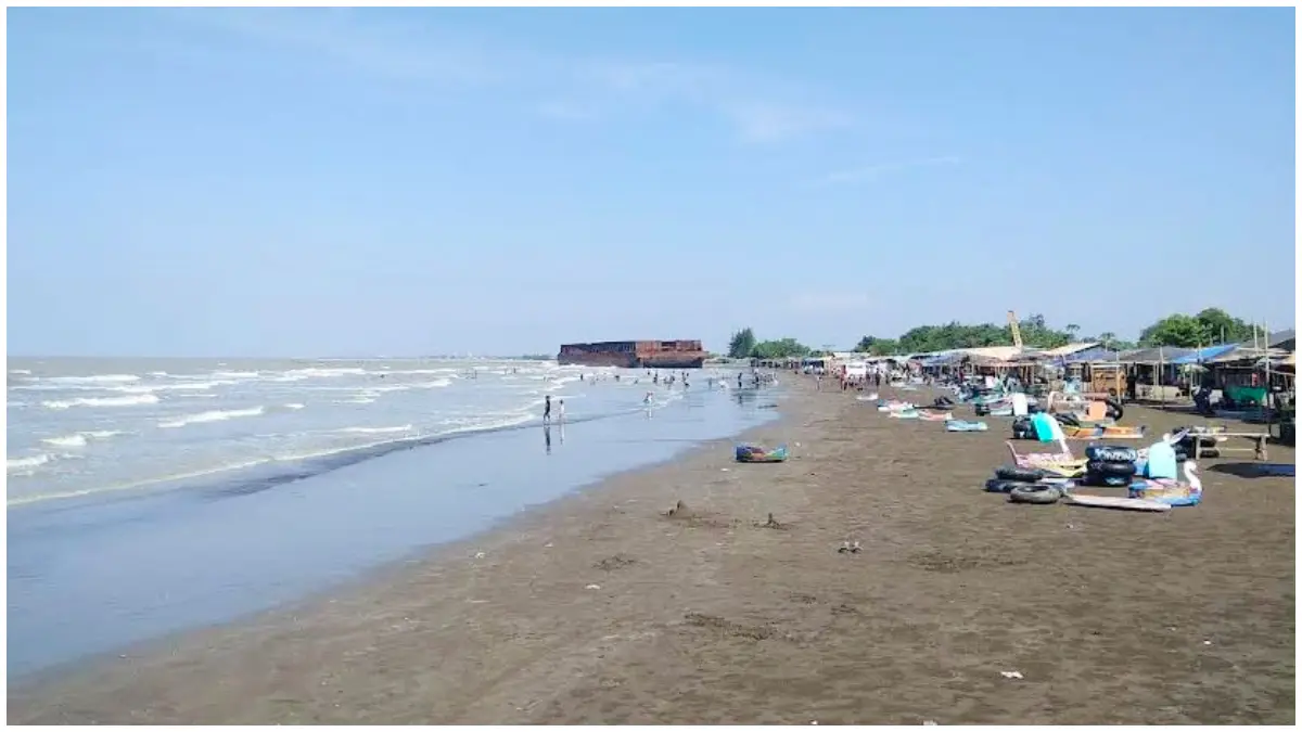 Keindahan Pantai Glayem di Indramayu. (Foto : Google Maps Arif Silo dan Dewa Bujana) dan TikTok (@ibaahh25 dan @kopi.guddey)