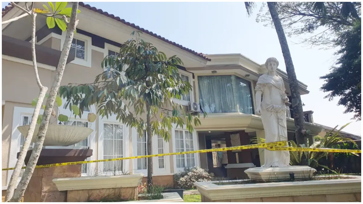 Kondisi rumah mewah di Sentul Bogor usai digeledah polisi. (Foto : Billy/Radar Bogor)
