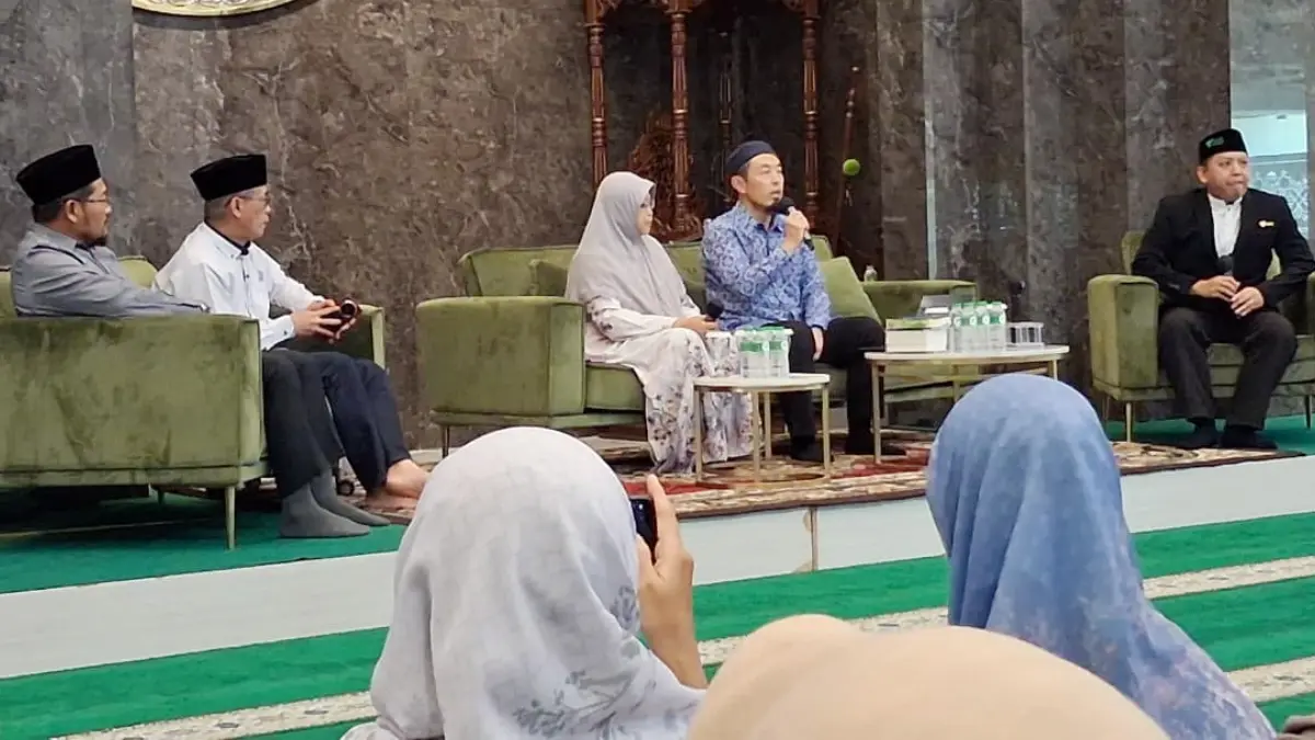 Pemimpin dan Pengajar Chiba Islamic Cultural Center, Sensei Kyoichiro Sugimoto saat menyampaikan tausiah di Masjid Darussalam, Gunung Putri, Kabupaten Bogor didampingi sang istri sebagai penerjemah, Kamis, 9 Juli 2026. (Muhammad Ali/Radar Bogor)