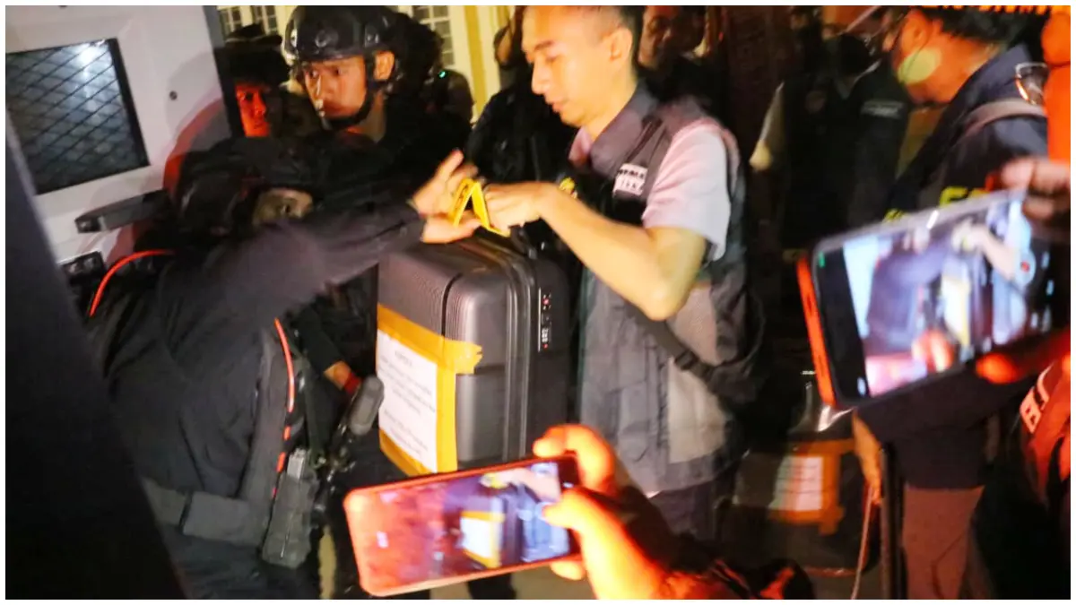 Petugas membawa sejumlah barang sitaan usai melakukan pemeriksaan rumah mewah di kawasana Bukit Golf Hijau, Sentul Bogor. (Foto : Hendi Novian / Radar Bogor)