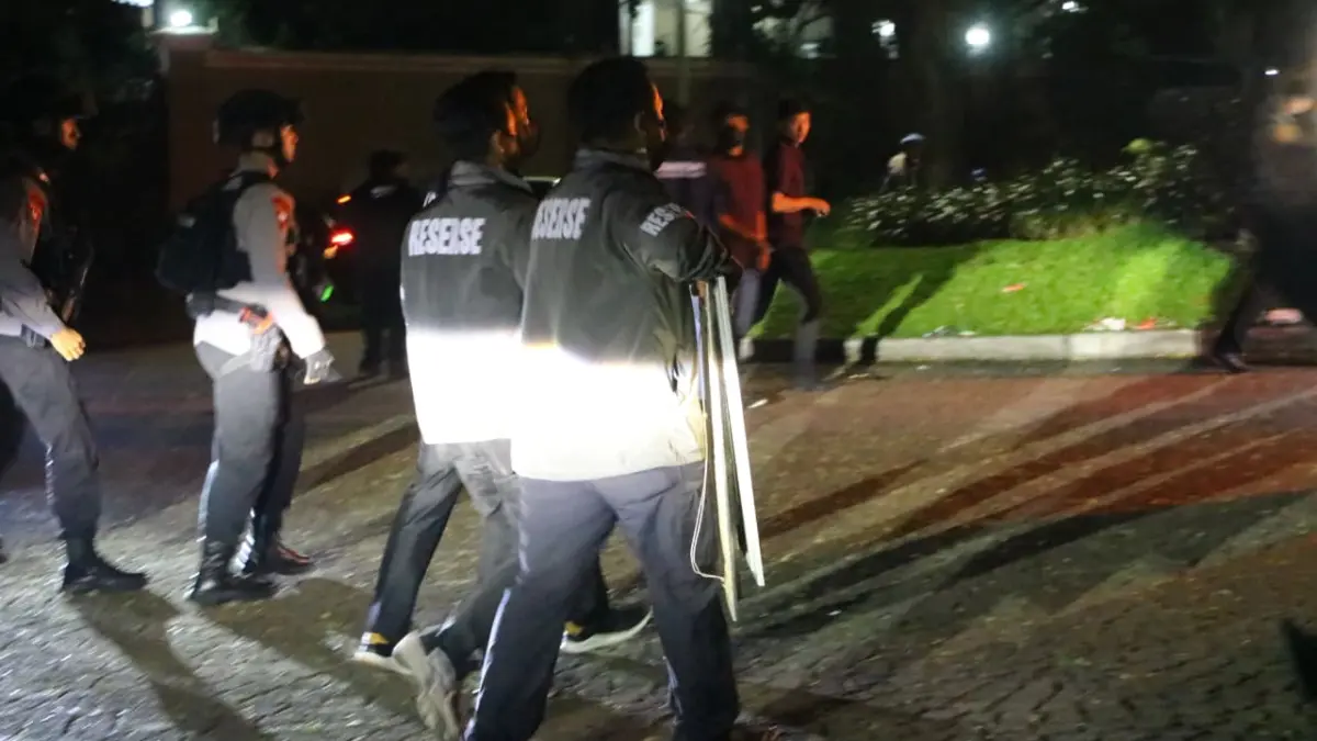Petugas membawa sejumlah barang sitaan usai melakukan pemeriksaan rumah mewah di kawasana Bukit Golf Hijau, Sentul City, Kabupaten Bogor. Foto : Hendi Novian / Radar Bogor