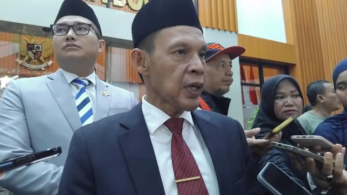 Wakil Bupati Bogor Ade Ruhandi saat menyampaikan keterangan kepada wartawan. (Muhammad Ali/Radar Bogor)