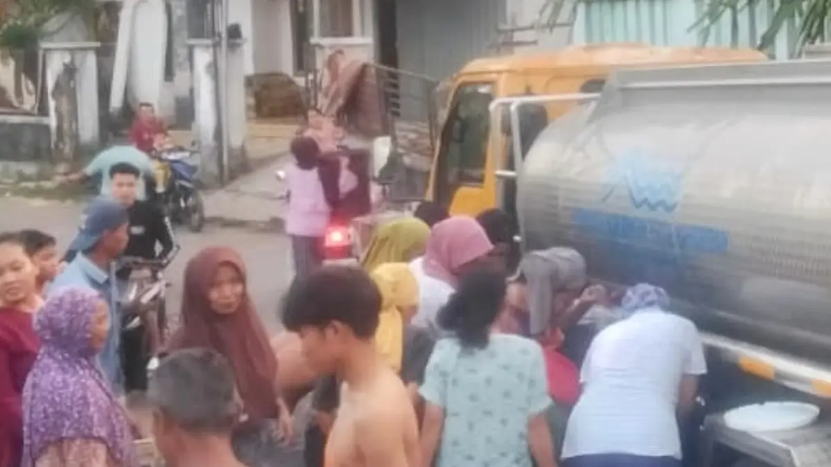 Warga Kampung Pabuaran, Desa Hambaro, Nanggung, Kabupaten Bogor mengantre mengambil bantuan air bersih. (Dok. Tirta Kahuripan)